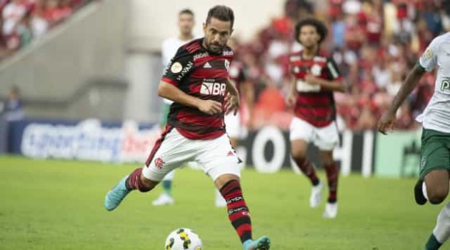 Flamengo vence Goiás, abafa crise, mas sofre vaias